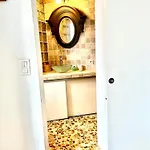 Petite Maison Independante, Vue Mer, Terrasse, Piscine Chauffee بيت للعطل *