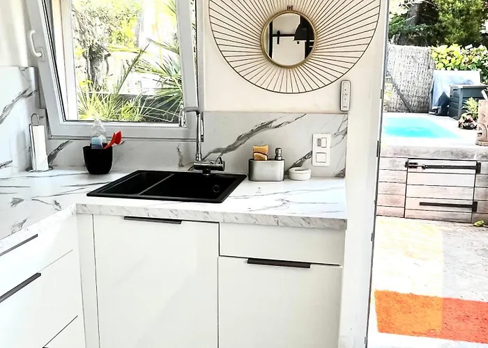 Holiday home Petite Maison Independante, Vue Mer, Terrasse, Piscine Chauffee *