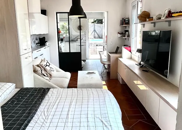 Hébergement de vacances Petite Maison Independante, Vue Mer, Terrasse, Piscine Chauffee Le Lavandou