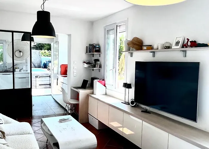 Hébergement de vacances Petite Maison Independante, Vue Mer, Terrasse, Piscine Chauffee Le Lavandou