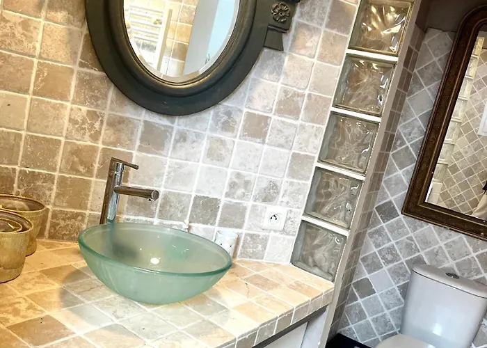 Petite Maison Independante, Vue Mer, Terrasse, Piscine Chauffee Holiday home